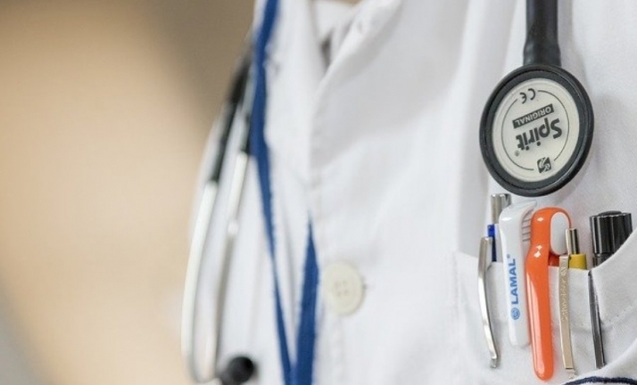 Se trata de pedir la colaboración de aquellos profesionales sanitaruis que lleven jubilados menos de cinco años, médicos militares o enfermeros que puedan prestar apoyo aunque a día de hoy