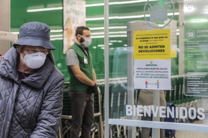Una mujer con mascarilla a las puertas de un Mercadona / Europa Press