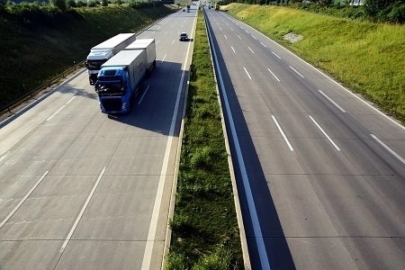 El Gobierno permite abrir los talleres sólo para atender a los vehículos de transportistas de mercancías / Europa Press