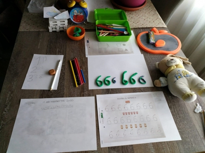 Padres y madres dicen que sus hijos trabajan más que en el colegio, con jornadas largas y en...