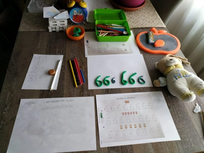 Padres y madres dicen que sus hijos trabajan más que en el colegio, con jornadas largas y en...