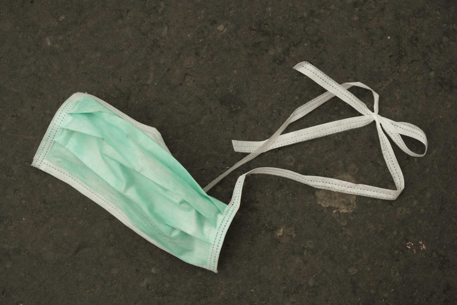 Una mascarilla en el suelo de París / Europa Press