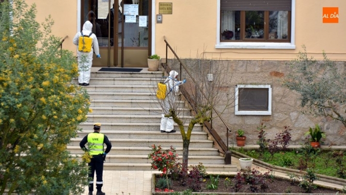 Los miembros de la UME desinfectan en la escalera de acceso al centro residencial / E. Corredera