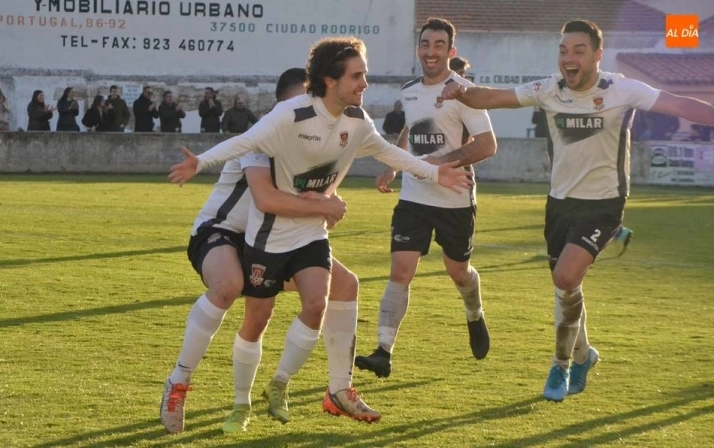 Animan a hacer sonar en la tarde dominical el himno del Ciudad Rodrigo CF desde los balcones  