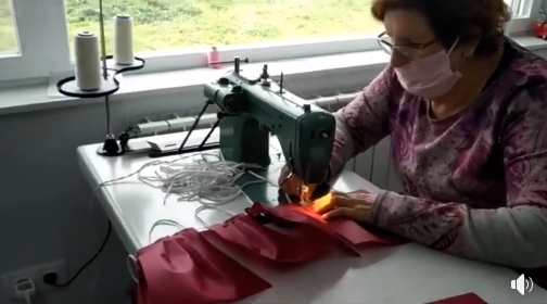 Una familia de Cabrillas se suma al completo a la elaboración de mascarillas  