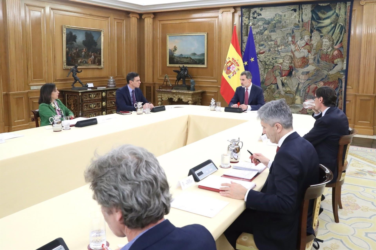 La ministra de Defensa, Margarita Robles; el presidente del Gobierno, Pedro Sánchez; el Rey Felipe VI; el ministro de Sanidad, Salvador Illa; el ministro del Interior, Fernando Grande-Marlaska; y el director del Centro de Coordinación de Alertas / Europa