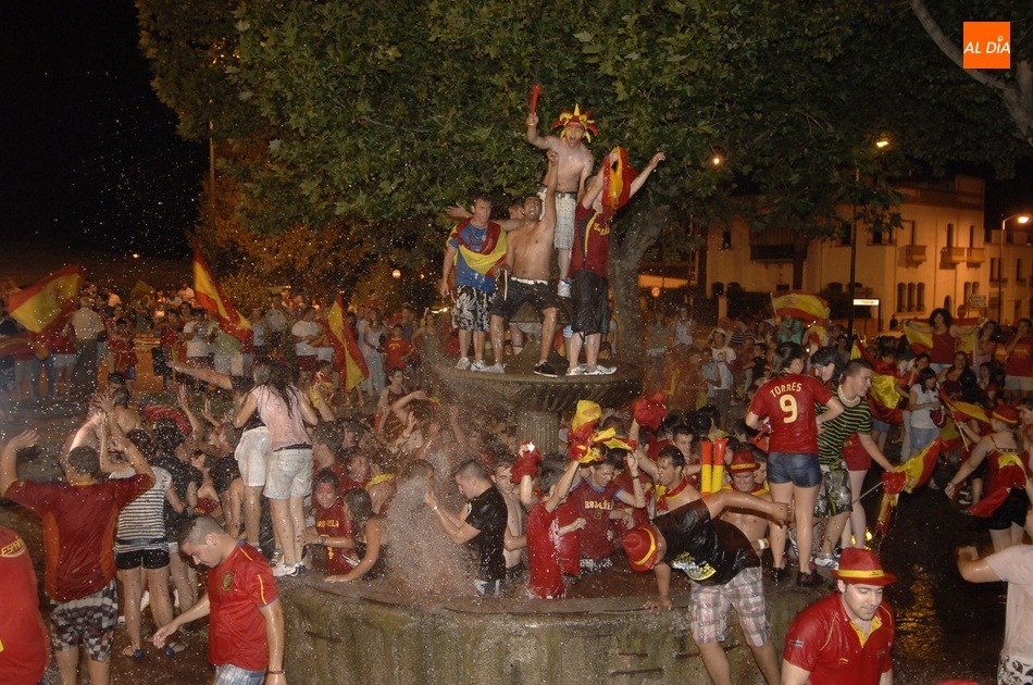 Así estaba la fuente de la Glorieta del Árbol Gordo aquella noche | Fotos: Adrián Martín