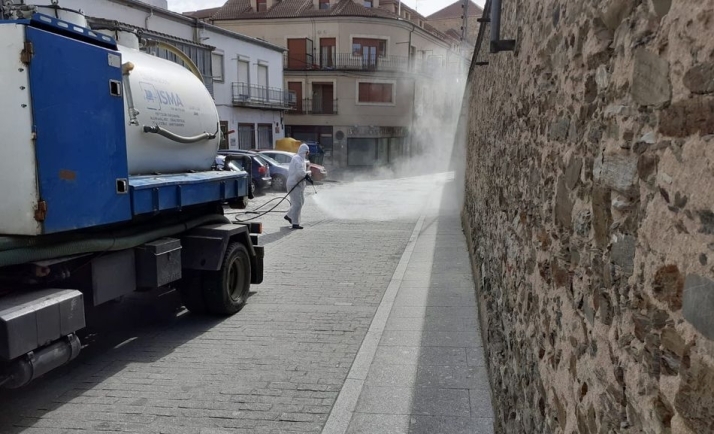 El camión de Fontanería y Desatascos Isma desinfecta las calles de la villa
