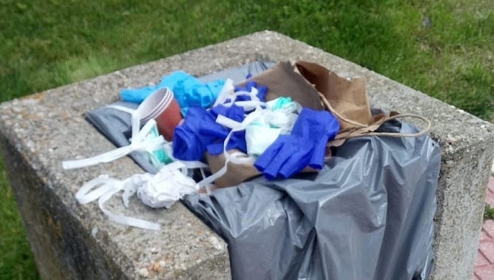 Las mascarillas y guantes rebosan y son esparcidas por el aire en la calle