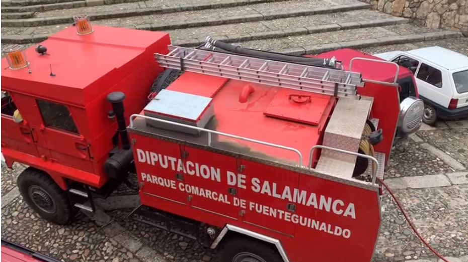 Bomberos voluntarios de Fuenteguinaldo desinfectan zonas transitadas de varios pueblos de la...