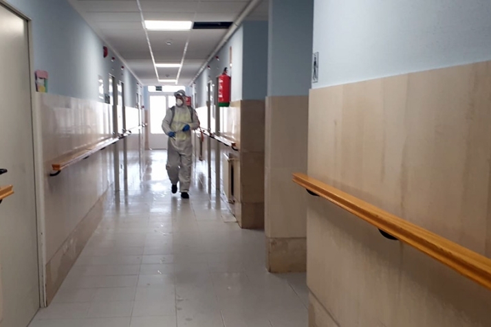 Miembros de la UME desinfectan las instalaciones de la residencia en Alaraz