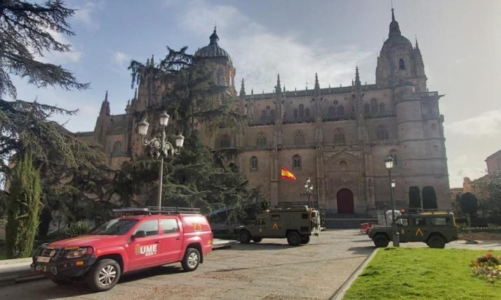 Efectivos de la UME en la plaza de Anaya