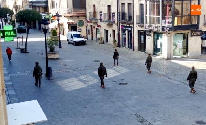 Militares de Salamanca recorriendo la calle Zamora. Foto de JAPR