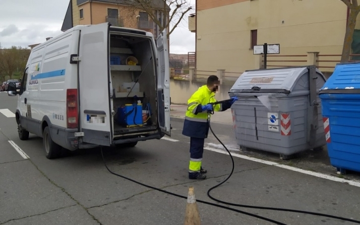 Uno de los operarios del servicio de limpieza realizando estas tarea de desinfección