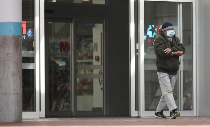 Un hombre con mascarilla camina por las zonas exteriores del Hospital de Torrejón. Foto de Eduardo Parra - EP
