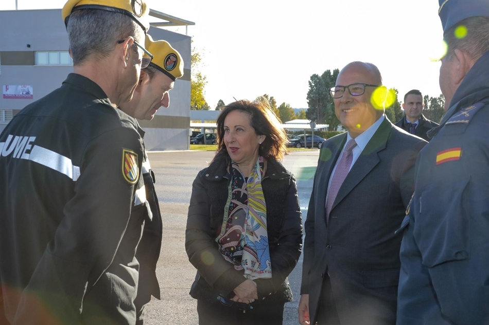 La ministra de Defensa, Margarita Robles, junto a miembros de la Unidad Militar de Emergencias (UME). Foto: EP