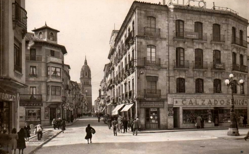 La calle de la Rúa, eje comercial y turístico