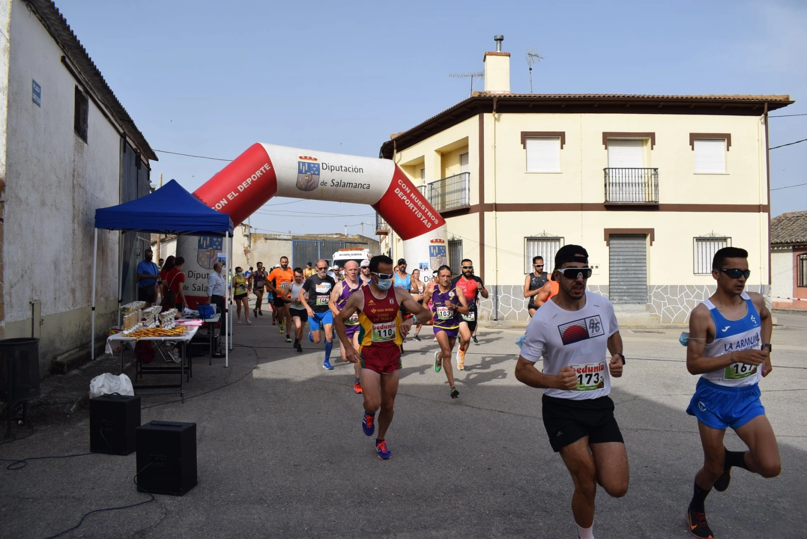 Foto 2 - Adri&aacute;n Moto y &Aacute;ngeles Mu&ntilde;oz se llevan la victoria en la Carrera Popular San Pedro de Larrodrigo