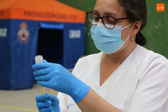 Foto 11 - Cerca de 300 personas de entre 39 y 36 a&ntilde;os reciben la primera dosis de Pfizer en Vitigudino  