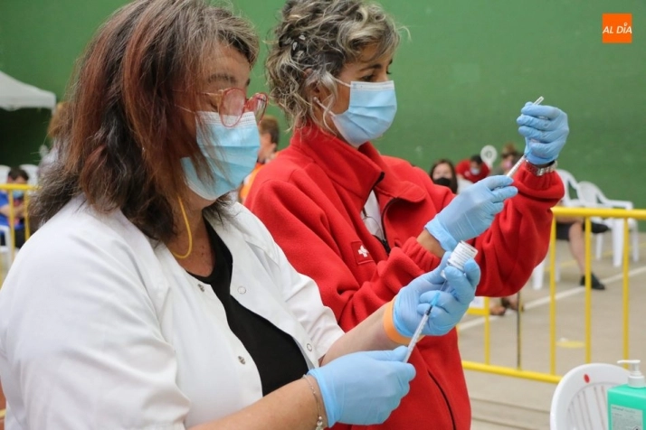Foto 10 - Cerca de 300 personas de entre 39 y 36 a&ntilde;os reciben la primera dosis de Pfizer en Vitigudino  