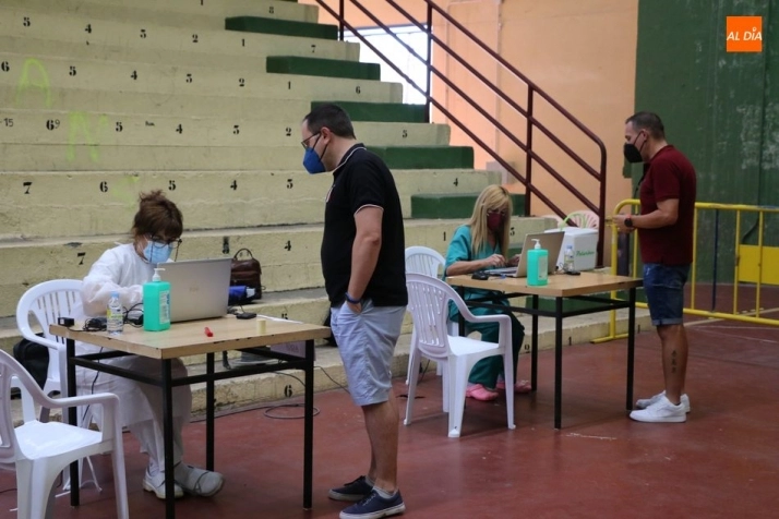 Foto 8 - Cerca de 300 personas de entre 39 y 36 a&ntilde;os reciben la primera dosis de Pfizer en Vitigudino  