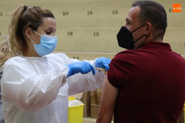 Foto 7 - Cerca de 300 personas de entre 39 y 36 a&ntilde;os reciben la primera dosis de Pfizer en Vitigudino  