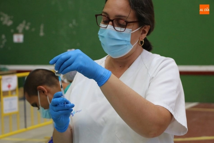 Foto 6 - Cerca de 300 personas de entre 39 y 36 a&ntilde;os reciben la primera dosis de Pfizer en Vitigudino  