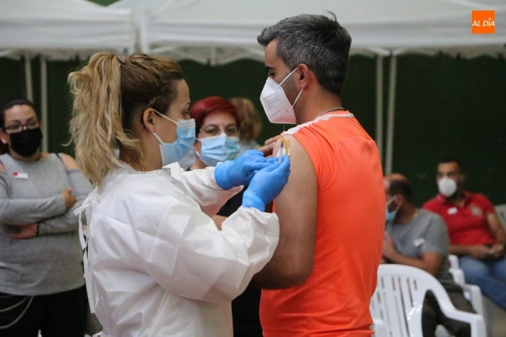 Foto 4 - Cerca de 300 personas de entre 39 y 36 a&ntilde;os reciben la primera dosis de Pfizer en Vitigudino  