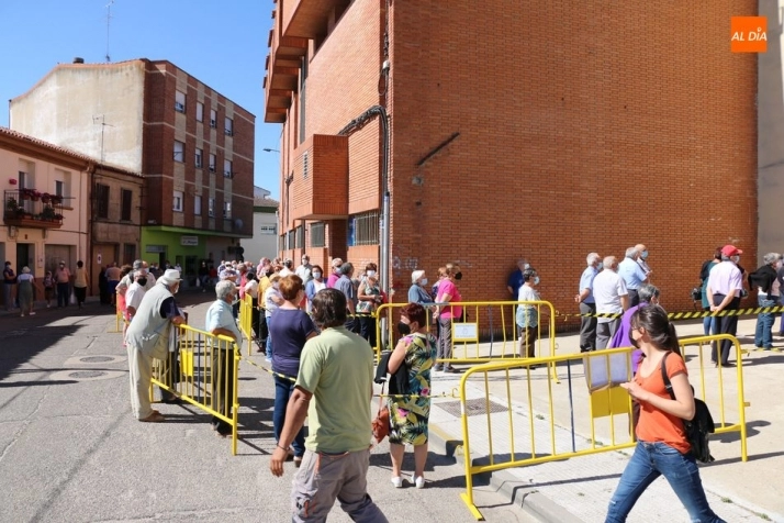 Foto 2 - Cerca de 300 personas de entre 39 y 36 a&ntilde;os reciben la primera dosis de Pfizer en Vitigudino  