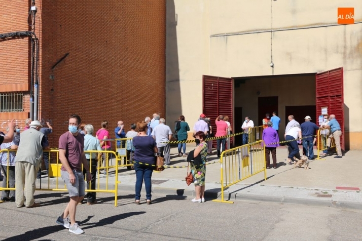 Cerca de 300 personas de entre 39 y 36 años reciben la primera dosis de Pfizer en Vitigudino  