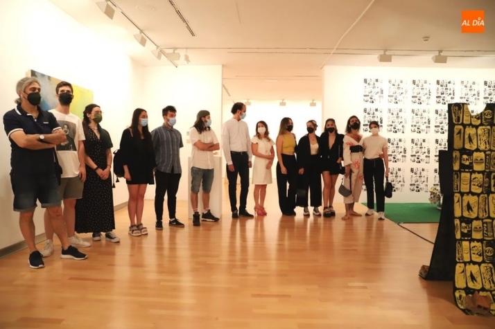 La concejala de Cultura, María Victoria Bermejo, junto a estudiantes de la facultad de Bellas Artes de la USAL. Foto de Lydia González