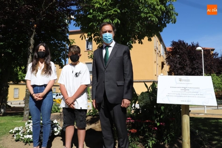Carla y Daniel, hijos de Roberto Fraile, junto al alcalde de Salamanca, Carlos García Carbayo, en el homenaje realizado en Ciudad Jardín. Foto de Lydia González