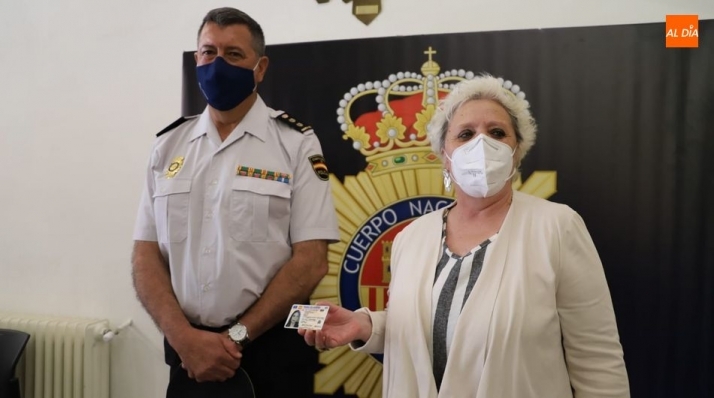 La Subdelegada del Gobierno, Encarnación Pérez, y el Comisario de Policía, Antonio Álvarez Zapata, en la presentación del nuevo DNI. Foto de Lydia González