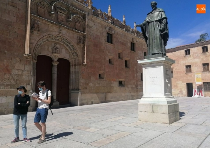 Una pareja francesa en su visita al Patio de Escuelas