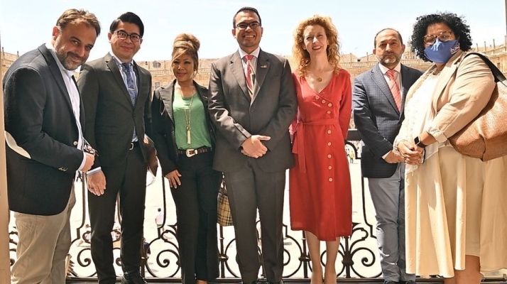 La primera teniente de alcalde del Ayuntamiento de Salamanca, Ana Suárez, y el concejal de Turismo, Fernando Castaño, junto a los representantes de la Embajada de Malasia