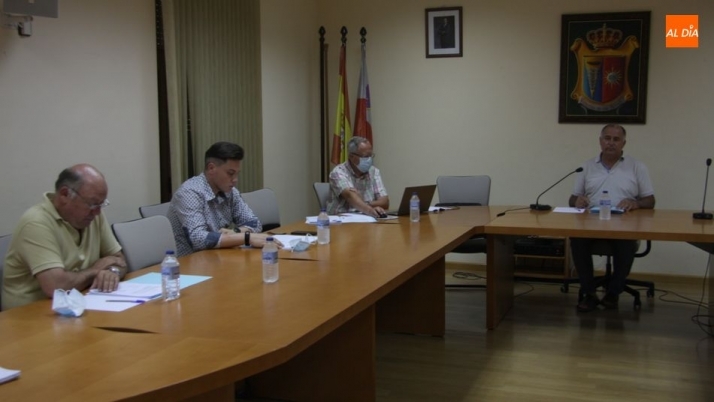 De iz. a der. los concejales Ismael Silva, Javier Rodríguez, Antonio Ullán y el alcalde Julián Martín / CORRAL