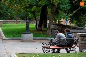 Dos jóvenes en un parque