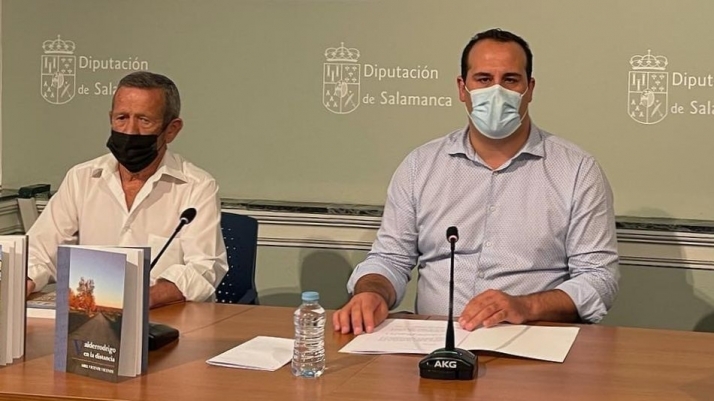 El autor, Abel Vicente (iz.) y el diputado de Cultura, David Mingo, durante la presentación del libro en la Diputación