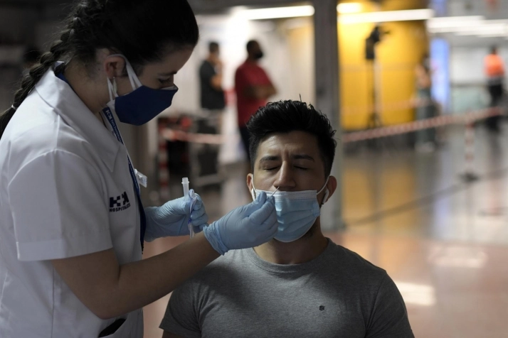 Una sanitaria realiza un test de antígenos a un hombre. Foto: EP
