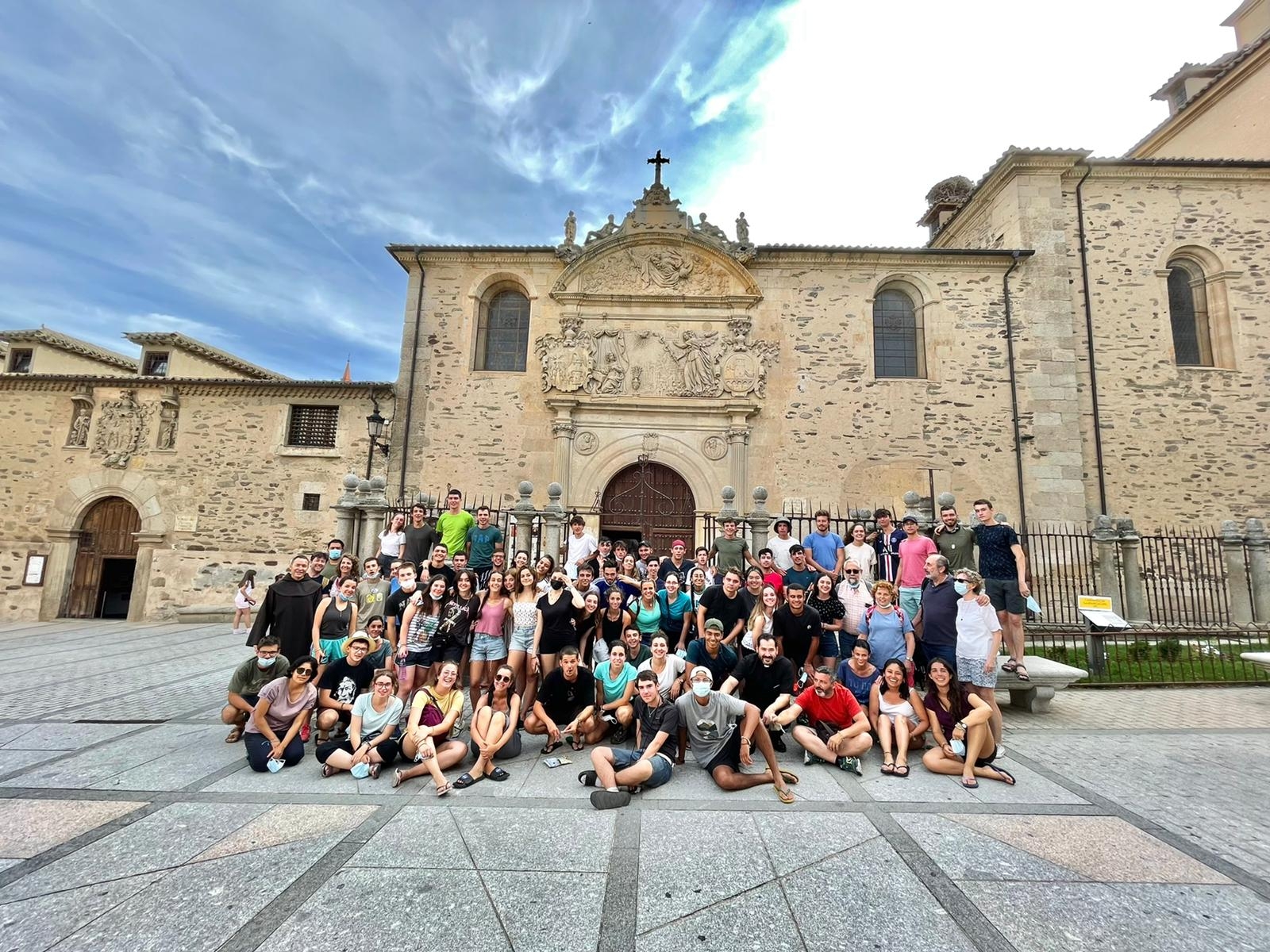 Grupo de peregrinos en la Plaza de Santa Teresa de Alba de Tormes