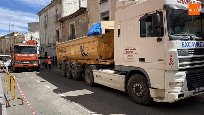 La calle Nuestra Señora, desde la calle Rebolla, esta cortada al tráfico y el aparcamiento debido a las obras