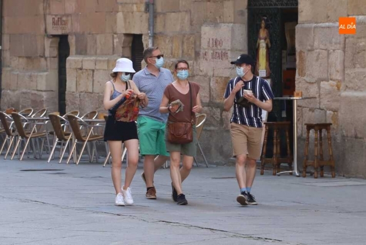 Viandantes en el centro de Salamanca. Foto de archivo
