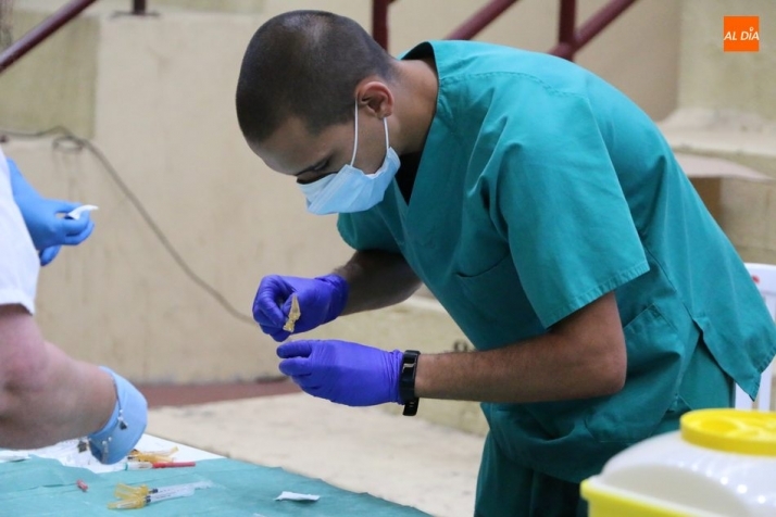 Sanitario en la vacunación masiva de esta semana en Vitigudino. Foto de archivo