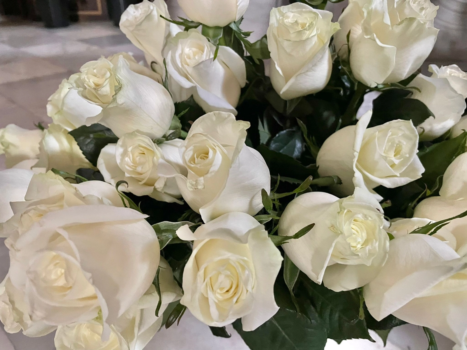 Foto 2 - Una familia madrile&ntilde;a dona un millar de rosas blancas a la Virgen del Carmen de Alba de Tormes con ...