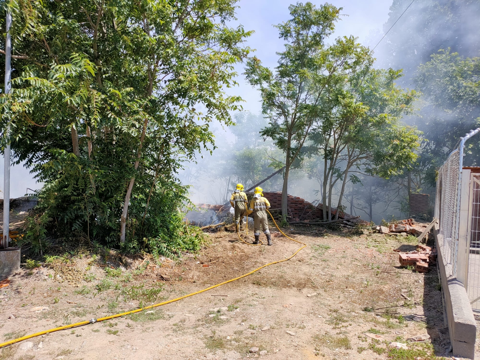 Bomberos de Alba de Tormes tratan de sofocar el incendio