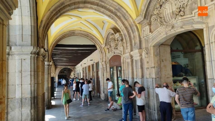 Colas en los soportales de la Plaza Mayor para adquirir los abonos del Salamanca UDS