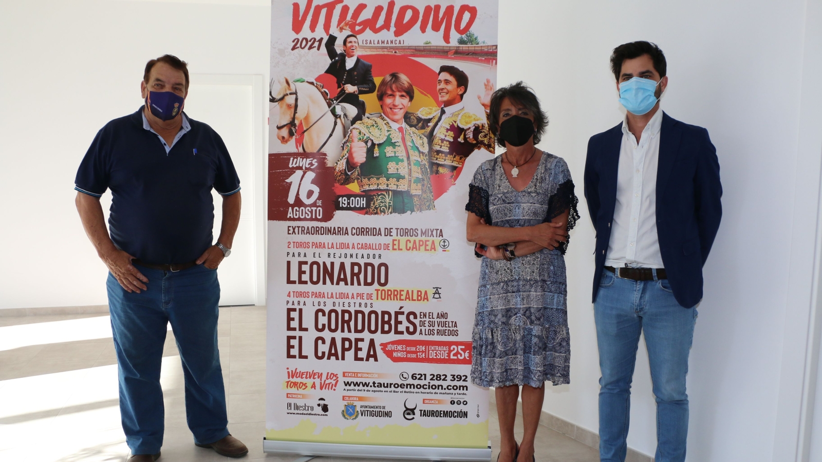 De iz. a der., el concejal Antolín Alonso, la alcaldesa Luisa de Paz, y el empresario Nacho de la Viuda / CORRAL