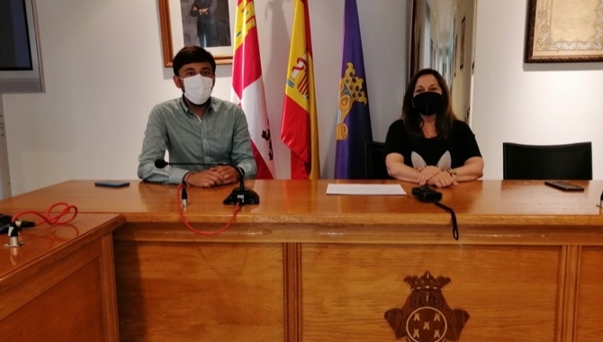 La alcaldesa de la ciudad, Carmen Ávila, junto a Fran Díaz, presentaban la nueva fase de los Presupuestos Participativos