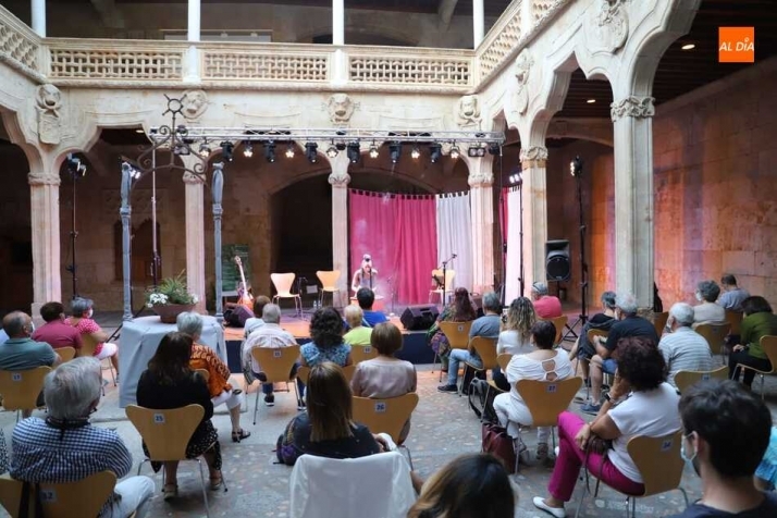 Concierto de Alana Sinkey en el Patio de la Casa de las Conchas