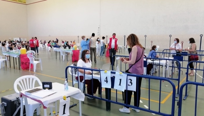 El pabellón municipal Miguel Ángel Jiménez Barcala acogía este jueves vacunación de segundas dosis y repesca